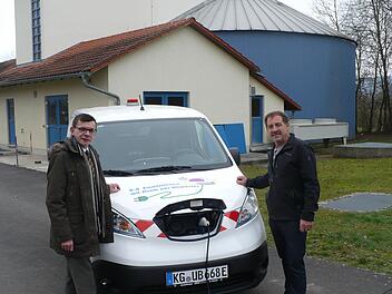 Bürgermeister Armin Warmuth und AZV-Mitarbeiter Albrecht Leurer präsentieren das neue Fahrzeug. Foto: Burkhard Oschmann