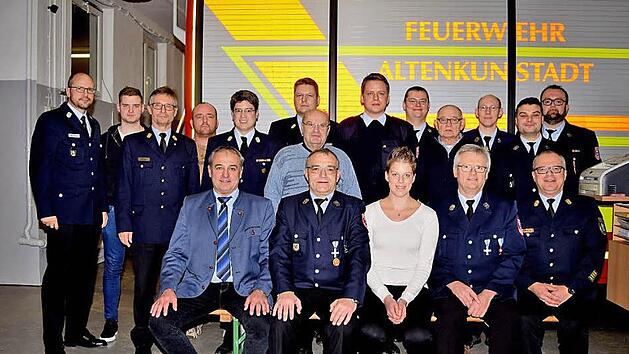 Der neue Vorstand der freiwilligen Feuerwehr von Altenkunstadt mit den Feuerwehrführungskräften, den Mitgliedern der Kreisbrandinspektion, den geehrten und neu aufgenommenen Feuerwehrkameradinnen und Feuerwehrkameraden sowie Bürgermeister Robert Hümmer.  Fotos: Dieter Radziej