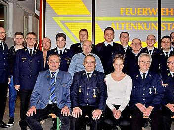 Der neue Vorstand der freiwilligen Feuerwehr von Altenkunstadt mit den Feuerwehrführungskräften, den Mitgliedern der Kreisbrandinspektion, den geehrten und neu aufgenommenen Feuerwehrkameradinnen und Feuerwehrkameraden sowie Bürgermeister Robert Hümmer.  Fotos: Dieter Radziej