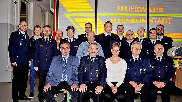 Der neue Vorstand der freiwilligen Feuerwehr von Altenkunstadt mit den Feuerwehrführungskräften, den Mitgliedern der Kreisbrandinspektion, den geehrten und neu aufgenommenen Feuerwehrkameradinnen und Feuerwehrkameraden sowie Bürgermeister Robert Hümmer.  Fotos: Dieter Radziej