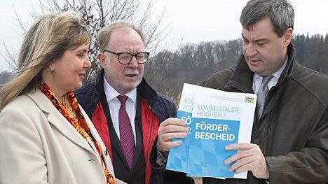 Zweite Bürgermeisterin Birgit Weber (CSU) wurde von ihrem Parteifreund und Finanzminister Markus Söder (rechts) mit zwei Förderbescheiden überrascht und freute sich zusammen mit Bundestagsabgeordnetem Hans Michelbach. Foto: Matthias Hoch