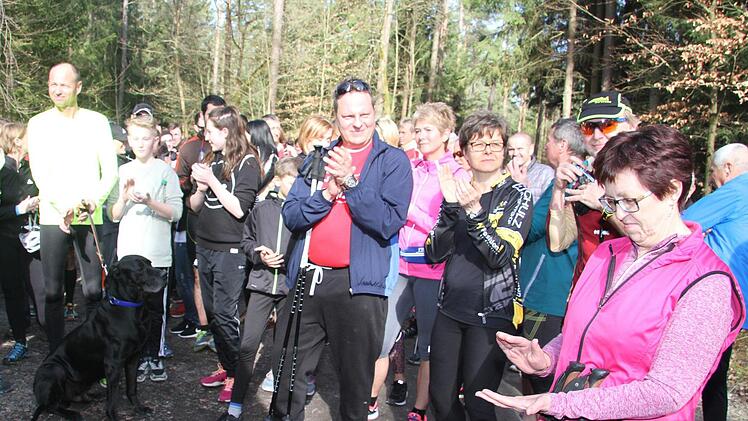 Riesen-Erfolg des Trimm-Dich-Sponsorlaufes: 1500 Euro "er-liefen" sich die Sportler aus Stadt und Landkreis. Foto: Sonny Adam