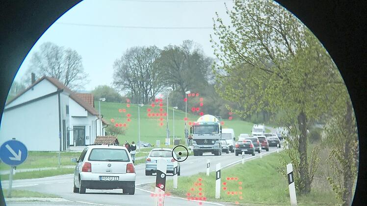 Der Sucher der Laserpistole verrät: Der Lastwagen in 343 Meter Entfernung ist mit einer Geschwindigkeit von 49 Stundenkilometern unterwegs.  Foto: Markus Zweig