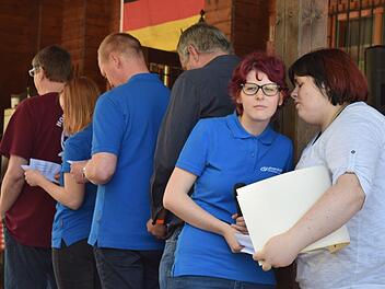 Sarah Leonhardt flüstert den Mitarbeitern der Lebenshilfe bei dem Spiel "Ruck-Zuck" die Begriffe ins Ohr. Foto: Daniela Pondelicek