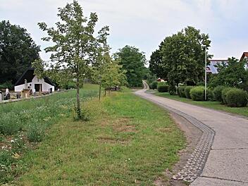 Gegenüber dem Friedhof in Gemeinfeld befindet sich eine Siedlung (rechts). Oberhalb davon entsteht ein neues Baugebiet, dessen Erschließungsstraße den Namen "Am Estelbach" erhalten wird. Dieses Neubaugebiet hat der Wasserzweckverband angeschlossen. Foto: Helmut Will