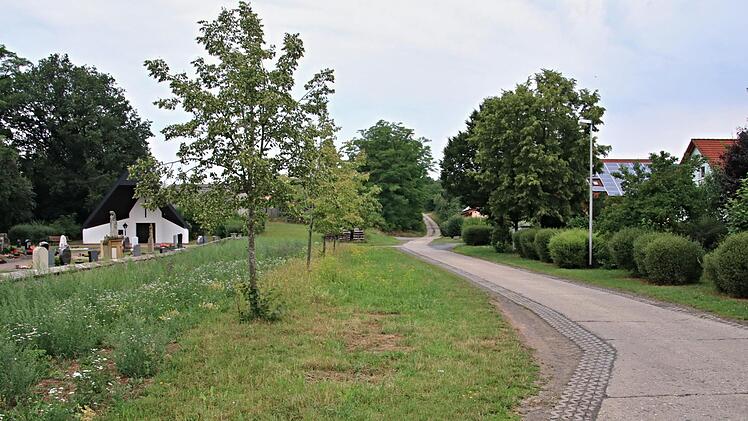 Gegenüber dem Friedhof in Gemeinfeld befindet sich eine Siedlung (rechts). Oberhalb davon entsteht ein neues Baugebiet, dessen Erschließungsstraße den Namen "Am Estelbach" erhalten wird. Dieses Neubaugebiet hat der Wasserzweckverband angeschlossen. Foto: Helmut Will