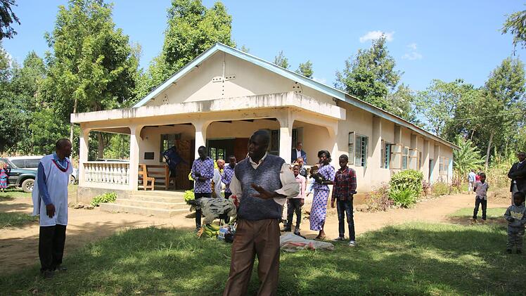 Sitzfleisch war gefragt beim Besuch des Gottesdienst in Kilinga, der weit über vier Stunden dauerte. Nachher versammeln sich die Würdenträger und Gläubige vor der Kirche, wo die Naturalkollekte versteigert wird. Foto: Bettina Knauth