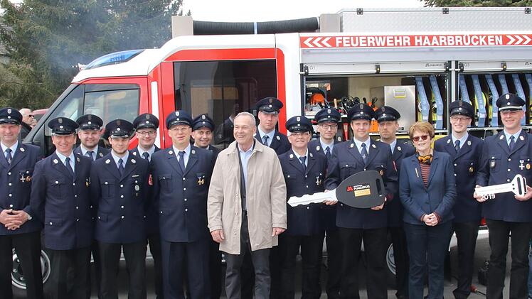 Die Feuerwehrmannschaft der Feuerwehr Haarbrücken ist sehr stolz auf das neue Fahrzeug. Foto: Michael Stelzner