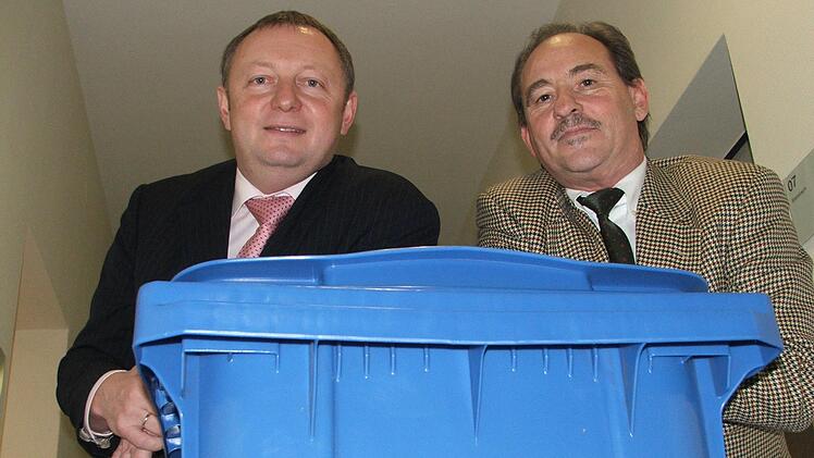 2008 kam die blaue Tonne für den Landkreis: Im Bild Landrat Thomas Bold und Manfred Gerlach.  Isolde Krapf