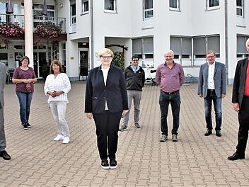 Die SPD-Bundestagsabgeordnete Anette Kramme (vorne Mitte) machte sich vor Ort ein Bild über die Situation im Pflegeheim. Mit im Bild: BRK-Kreisgeschäftsführer Roland Beierwaltes (vorne links), Bürgermeister Timo Ehrhardt (vorne rechts), Heimleiter Peter Schulz (2. Reihe rechts) die Pflegedienstleiterin Elke Bauer (2. Reihe links) sowie die Fraktionsvorsitzenden des Stadtrats.  Foto: Veronika Schadeck