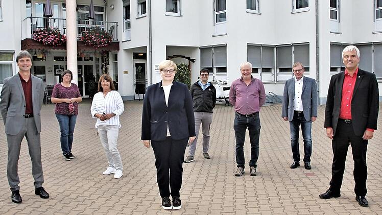 Die SPD-Bundestagsabgeordnete Anette Kramme (vorne Mitte) machte sich vor Ort ein Bild über die Situation im Pflegeheim. Mit im Bild: BRK-Kreisgeschäftsführer Roland Beierwaltes (vorne links), Bürgermeister Timo Ehrhardt (vorne rechts), Heimleiter Peter Schulz (2. Reihe rechts) die Pflegedienstleiterin Elke Bauer (2. Reihe links) sowie die Fraktionsvorsitzenden des Stadtrats.  Foto: Veronika Schadeck