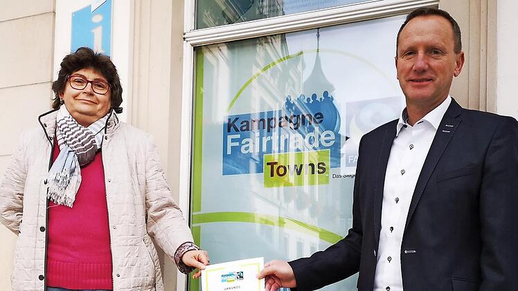 Viel bewegt hat sich in den ersten zwei Jahren Eltmanns als Fairtrade- Stadt. Das Siegel wurde der Wallburgstadt nun erneut verliehen. Über die Urkunde freuen sich Bürgermeister Michael Ziegler und Elisabeth Müller-Förtsch vom Eltmanner Fairtrade-Team.  Fotos: Sabine Weinbeer