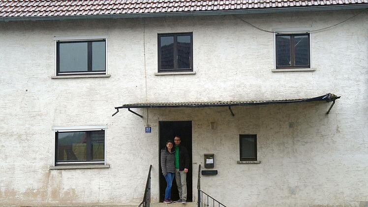 Emily und Manuel Weller vor zwei Jahren in ihrem Altbau, den sie Stück für Stück sanieren.