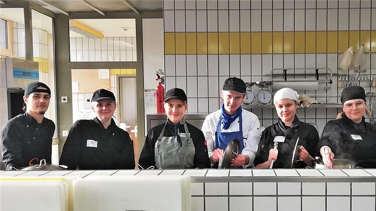 Sieben auf einen Streich: Die jungen Köche beim Anrichten der Vorsuppe.  Foto: Sigismund von Dobschütz