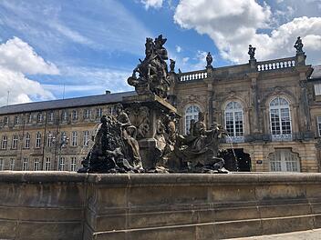 Der Markgrafenbrunnen gehört zum Neuen Schloss in Bayreuth.