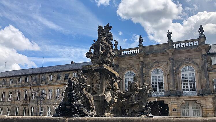 Der Markgrafenbrunnen gehört zum Neuen Schloss in Bayreuth.