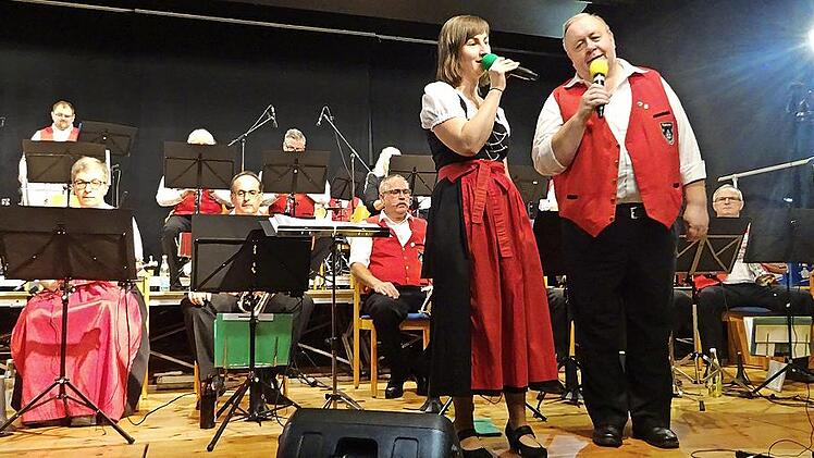 Die Schorgasttaler Blasmusik lädt in die Steinachtalhalle ein.