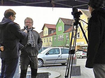 Spurensuche auf dem Marktplatz: Nicht jeder Bad Rodacher weiß darüber Bescheid, was sich einst auf dem Georgenberg zugetragen hat.Fotos: Gabi Bertram