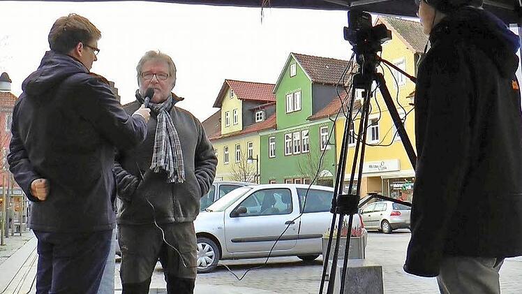 Spurensuche auf dem Marktplatz: Nicht jeder Bad Rodacher weiß darüber Bescheid, was sich einst auf dem Georgenberg zugetragen hat.Fotos: Gabi Bertram