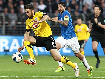 3:1 siegt die Bielefelder Arminia mit Patrick Schönfeld (links) im ersten Zweitliga-Relegationsspiel beim SV Darmstadt 98 (rechts Aytac Sulu). Doch im Rückspiel versagten Bielefeld die Nerven.  Foto: imago