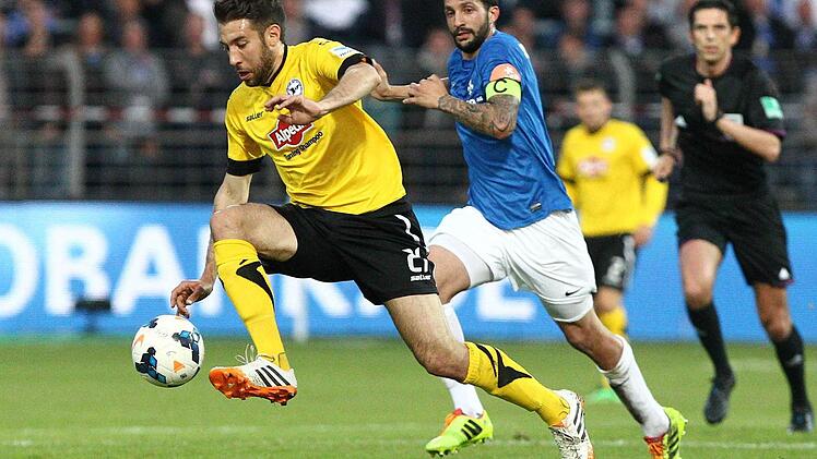 3:1 siegt die Bielefelder Arminia mit Patrick Schönfeld (links) im ersten Zweitliga-Relegationsspiel beim SV Darmstadt 98 (rechts Aytac Sulu). Doch im Rückspiel versagten Bielefeld die Nerven.  Foto: imago