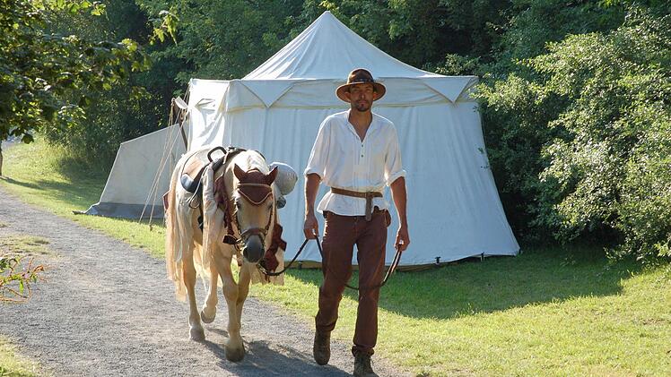 Tolle Kostüme, zünftige Klänge, alte Handwerkskunst und wirbelnde Tänze erlebte die sonst so beschaulich daliegende Ruine der Lauterburg am Wochenende beim Mittelalter-Spektakel. Foto: Rainer Lutz