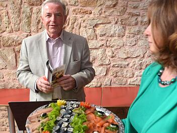 Während Sigismund von Dobschütz den Menschen und Kurgast Otto von Bismarck vorstellte, servierte Birgit Merkl vom Kulturreferat der Stadt das Frühstück. Foto: Peter Rauch