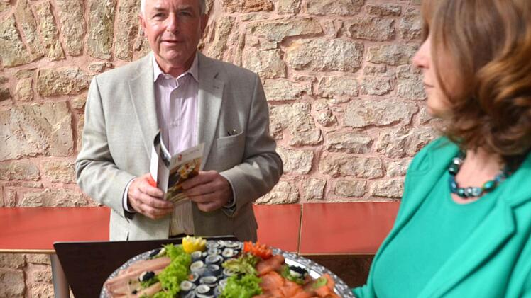 Während Sigismund von Dobschütz den Menschen und Kurgast Otto von Bismarck vorstellte, servierte Birgit Merkl vom Kulturreferat der Stadt das Frühstück. Foto: Peter Rauch