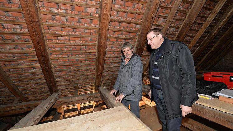 Im mittelalterlichen Dachstuhl besteht Handlungsbedarf. Fotos: Ronald Rinklef
