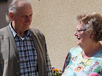 "Unsere Liebe bleibt noch lange frisch." Davon sind Alfred und Isolde Erlmann aus Schirradorf fest überzeugt. Das Ehepaar, das viele Jahre das Dorfwirtshaus in dem Wonseeser Ortsteil geführt hat, feierte Goldene Hochzeit. Foto: Katharina Müller-Sanke