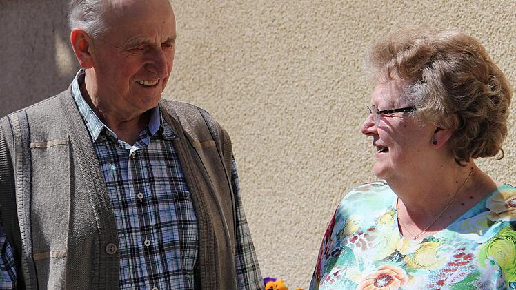 "Unsere Liebe bleibt noch lange frisch." Davon sind Alfred und Isolde Erlmann aus Schirradorf fest überzeugt. Das Ehepaar, das viele Jahre das Dorfwirtshaus in dem Wonseeser Ortsteil geführt hat, feierte Goldene Hochzeit. Foto: Katharina Müller-Sanke