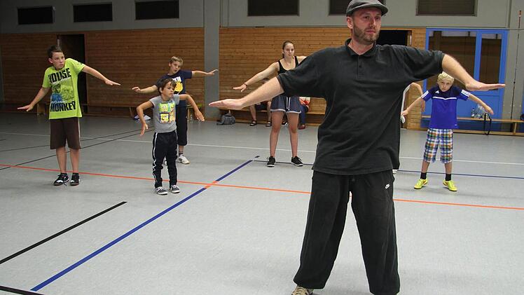 Timo Hahn (359 ist fürs "Poppin"" zuständig, das sind die Tanzschritte im Stehen. Er zeigt die Welle. Foto: Sonja Adam