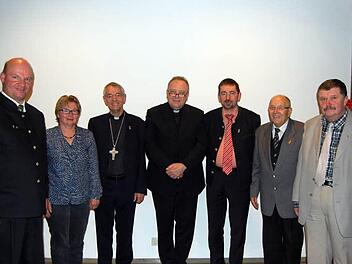 Der neue Vorstand der süddeutschen Mesnervereinigung mit EDrzbischof Schick. Vorsitzender ist Reinhard Brock (l.).