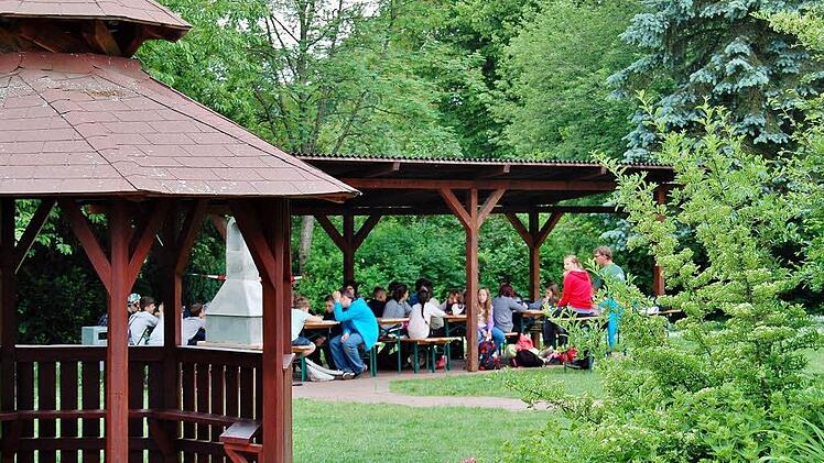 Auch das Außengelände eignet sich fürs Lernen und Spielen. Foto: Sigismund von Dobschütz