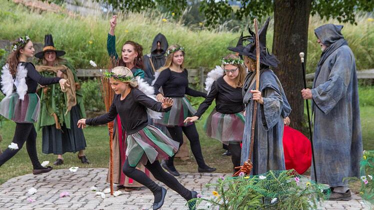 Beste Unterhaltung bot das Ensemble der Rosenberg-Festspiele mit dem Stück "Die kleine Hexe". Foto: Mariell Dörrschmidt