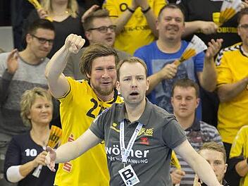 Während Kapitän Till Riehn nach einem Tor euphorisch jubelt, hofft Trainer Jan Gorr vergeblich auf eine Zeitstrafe für den Gegner. Foto: Uwe Gick