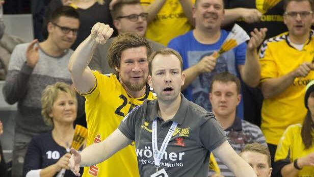 Während Kapitän Till Riehn nach einem Tor euphorisch jubelt, hofft Trainer Jan Gorr vergeblich auf eine Zeitstrafe für den Gegner. Foto: Uwe Gick