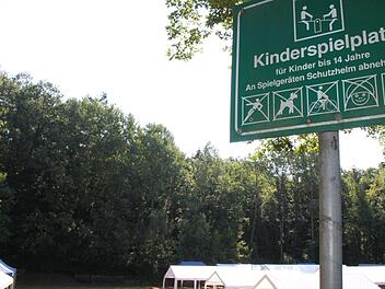 Am Wochenende stehen Zelte und Bänke für das Sommerfest der Lebenshilfe auf dem Spielplatz. Üblicherweise wird er von den Kindern der Lebenshilfe genutzt, aber auch von Kindern aus der Stadt. Fußballspielen ist auf dem Gelände aber nicht erlaubt.  Foto: Ekkehard Roepert