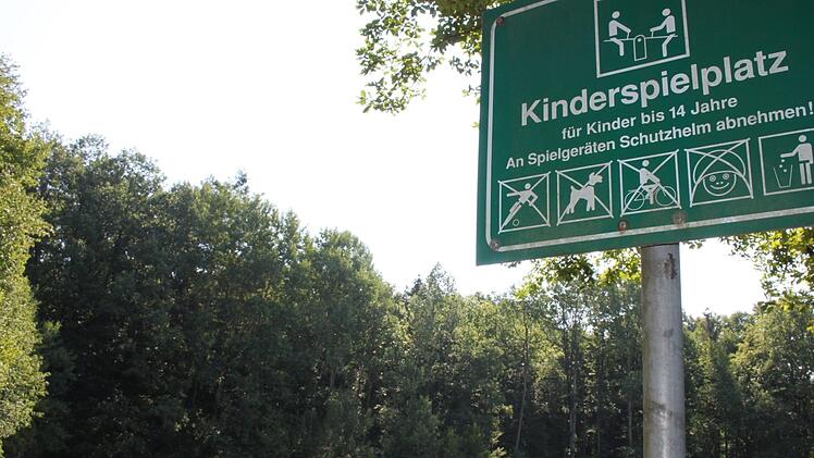 Am Wochenende stehen Zelte und Bänke für das Sommerfest der Lebenshilfe auf dem Spielplatz. Üblicherweise wird er von den Kindern der Lebenshilfe genutzt, aber auch von Kindern aus der Stadt. Fußballspielen ist auf dem Gelände aber nicht erlaubt.  Foto: Ekkehard Roepert