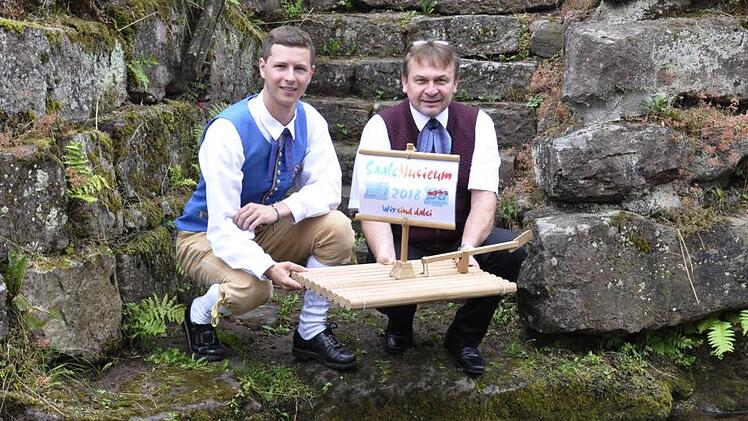 Symbolisch: Florian Kirchner und Kuno Holzheimer lassen das Floß des "SaaleMusicum" zu Wasser. Foto: Peter Klopf