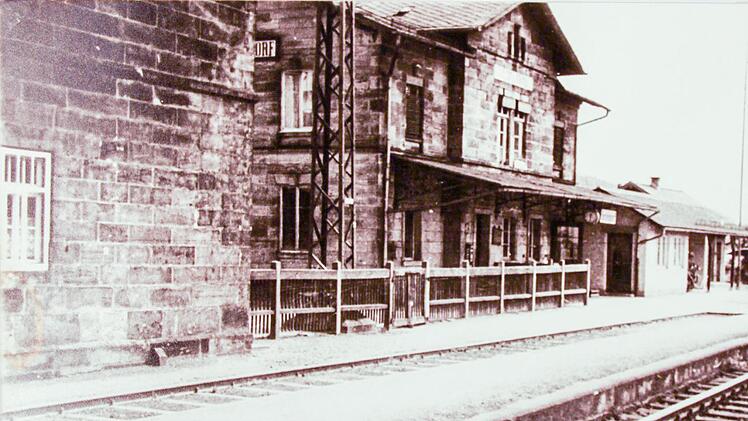 Das war der Bahnhof in  Gundelsdorf, der 1974 ersatzlos abgerissen wurde. Foto: Sammlung Berthold Schwämmlein