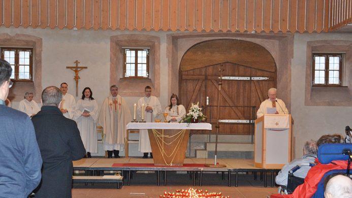 In der Abtei des Klosters Maria Bildhausen stand der sonntägliche Gottesdienst ganz im Zeichen der Euthanasieopfer. Für die 379 behinderten Menschen, der St. Josefskongregation, von denen acht aus Maria Bildhausen kamen, standen Kerzen vor dem Altar. Foto: Hanns Friedrich