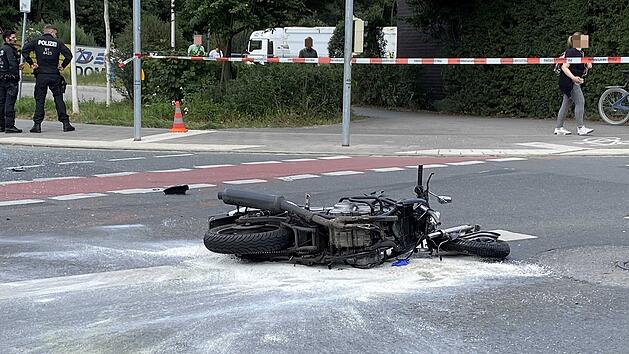 BMW Sportwagen kollidiert mit Motorrad