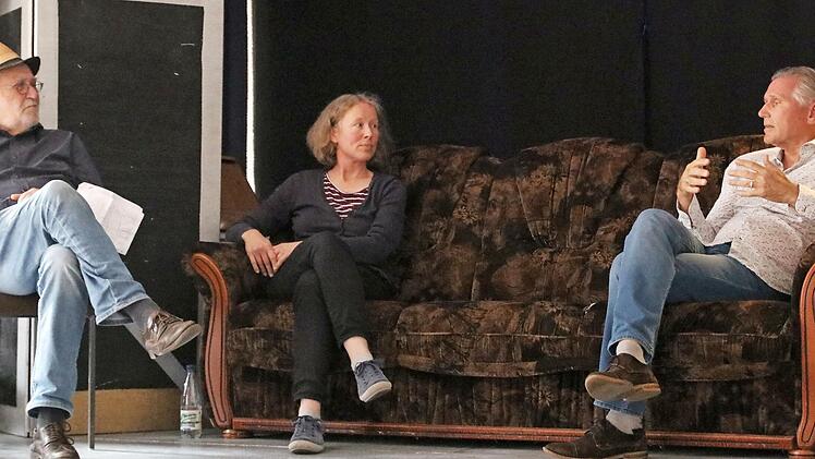 Stadt oder Land? Wo lebt es sich besser? Darüber diskutierten beim zweiten Sofa-Gespräch im Stadtsteinacher Frankenwaldtheater (von links) Wolfgang Martin, die Theologin Sigrun Wagner und Schauspieler Wolfgang Krebs.