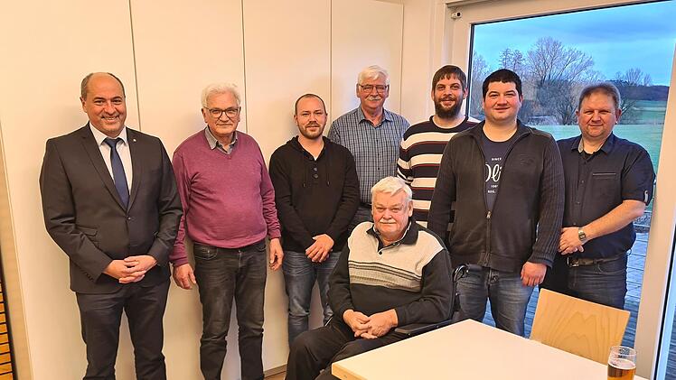 B&uuml;rgermeister Johannes Krapp (l.) gratuliert dem neuen Vorstand des Krieger- und Kameradschaftsvereins: Gerhard Feller, Jochen Forster, Heinrich R&uuml;ckel, Thomas R&uuml;ckel, Peter Kraus, Georg Binder, Leonhard Klein (v. l.).