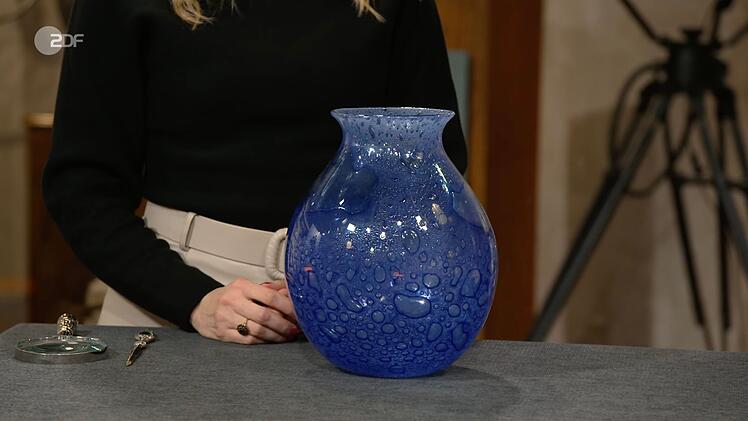 Eine Vase aus Murano-Glas im Entwurf von Ercole Barovier datierte Bianca Berding Anfang der 1960er Jahre.