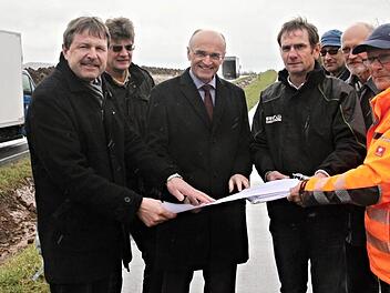 Alfons Schanz (links), Leiter der Tiefbauverwaltung, erläutert den Plan zu Beginn der Baumaßnahme an der Kreisstraße zwischen Untermerzbach und Memmelsdorf zusammen mit (weiter von links), Robert Lutz, Firma ProTerra, Landrat Wilhelm Schneider, Hubert Schramm (Tiefbauamt), Polier Herbert Lang, Zweitem Bürgermeister Siegfried Kirchner und Gunter Jakob, Firma Rädlinger.  Foto: Helmut Will