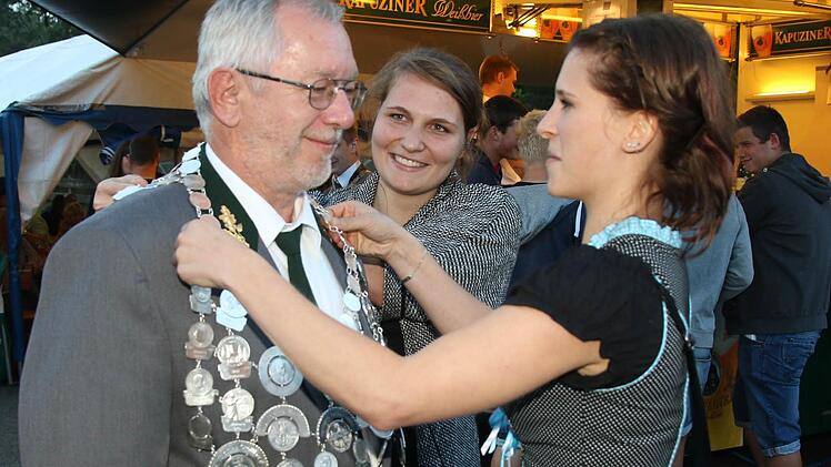 Schützenliesel Cindy-Nadine Rühr legte dem Schützenkönig Alfred Köstner die Königskette an. Foto: Michael Stelzner