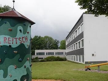 Das Mehrzweckgebäude der Schule Reitsch wird eine neue Heizungsanlage erhalten. Im neuen Schuljahr gibt es hier auch eine offene Ganztagesschule. Foto: Karl- Heinz Hofmann