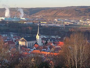 Gut aufgestellt ist die Stadt Eltmann im Blick auf Arbeitsplätze. Die Gewerbesteuereinnahmen sind in den letzten Jahren allerdings deutlich gesunken, trotz Erhöhung der Hebesätze. Bei der Haushaltssitzung des Stadtrates wurde das vor allem auf die großen Betriebe zurückgeführt. Hier ein Blick auf die Stadt und das jenseits des Mains liegende Industriegebiet von Eltmann. Foto: Sabine Weinbeer